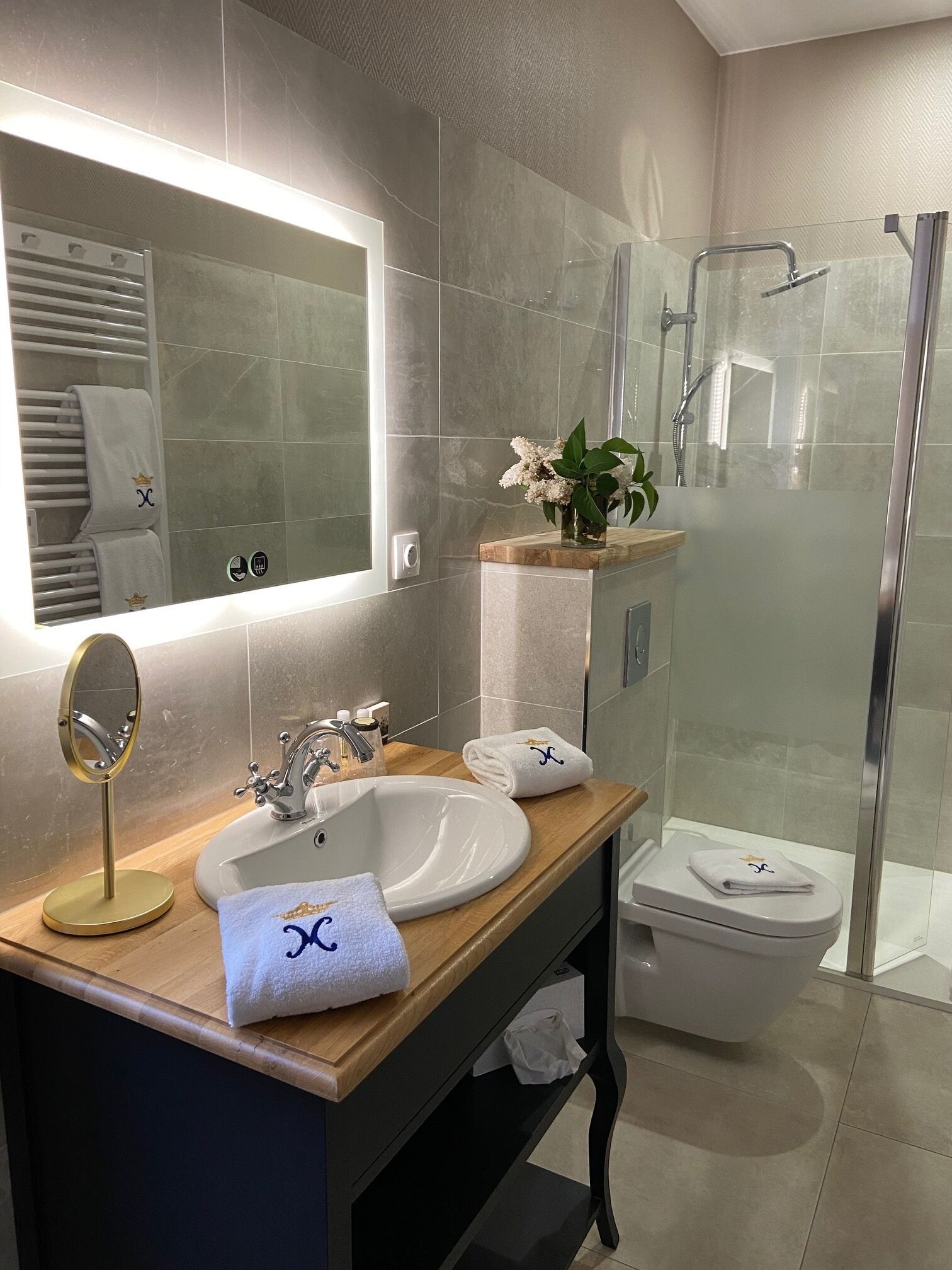 chambre double charme douche | bathroom | hair dryer, towels