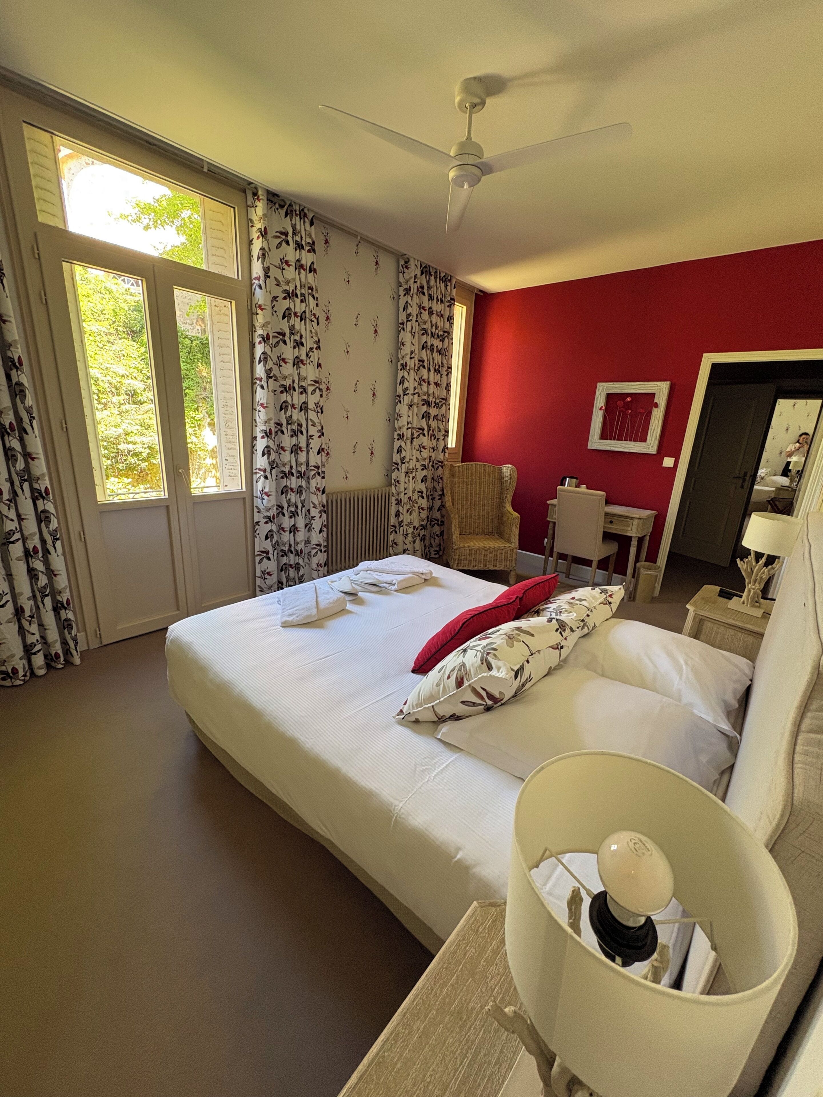 Habitación Deluxe, 1 cama de matrimonio | Caja fuerte, wifi gratis, ropa de cama