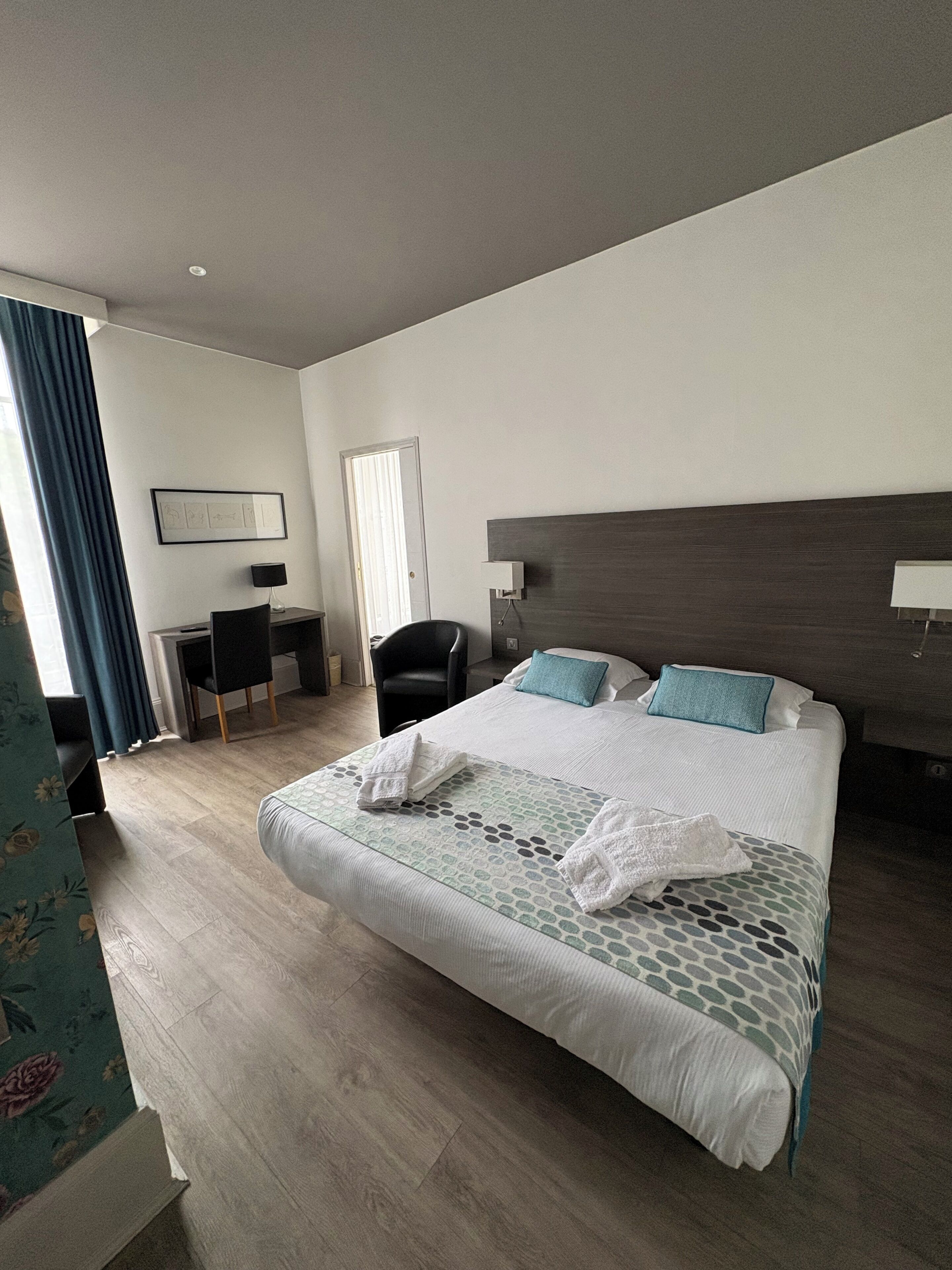 Habitación estándar, 1 cama doble, vistas a la ciudad | Caja fuerte, wifi gratis, ropa de cama