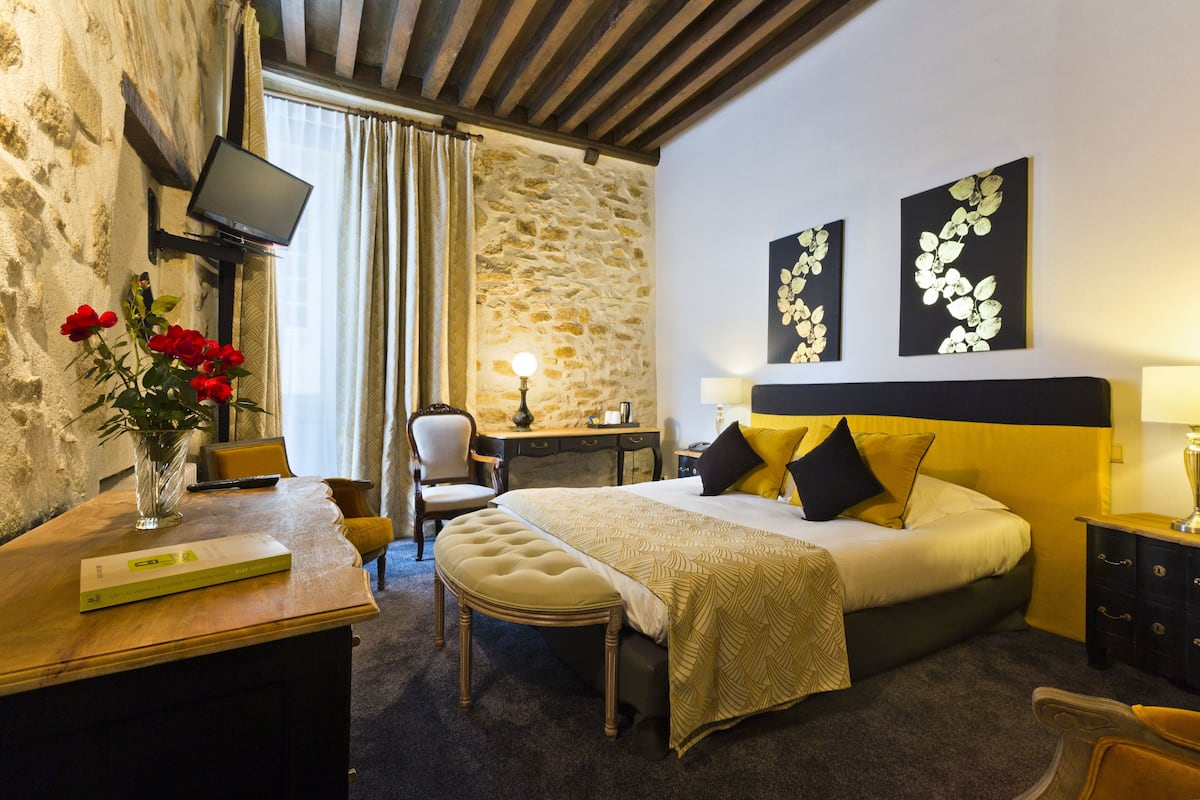 superior room | in-room safe, free wifi, bed sheets