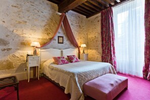 In-room safe, free WiFi, bed sheets