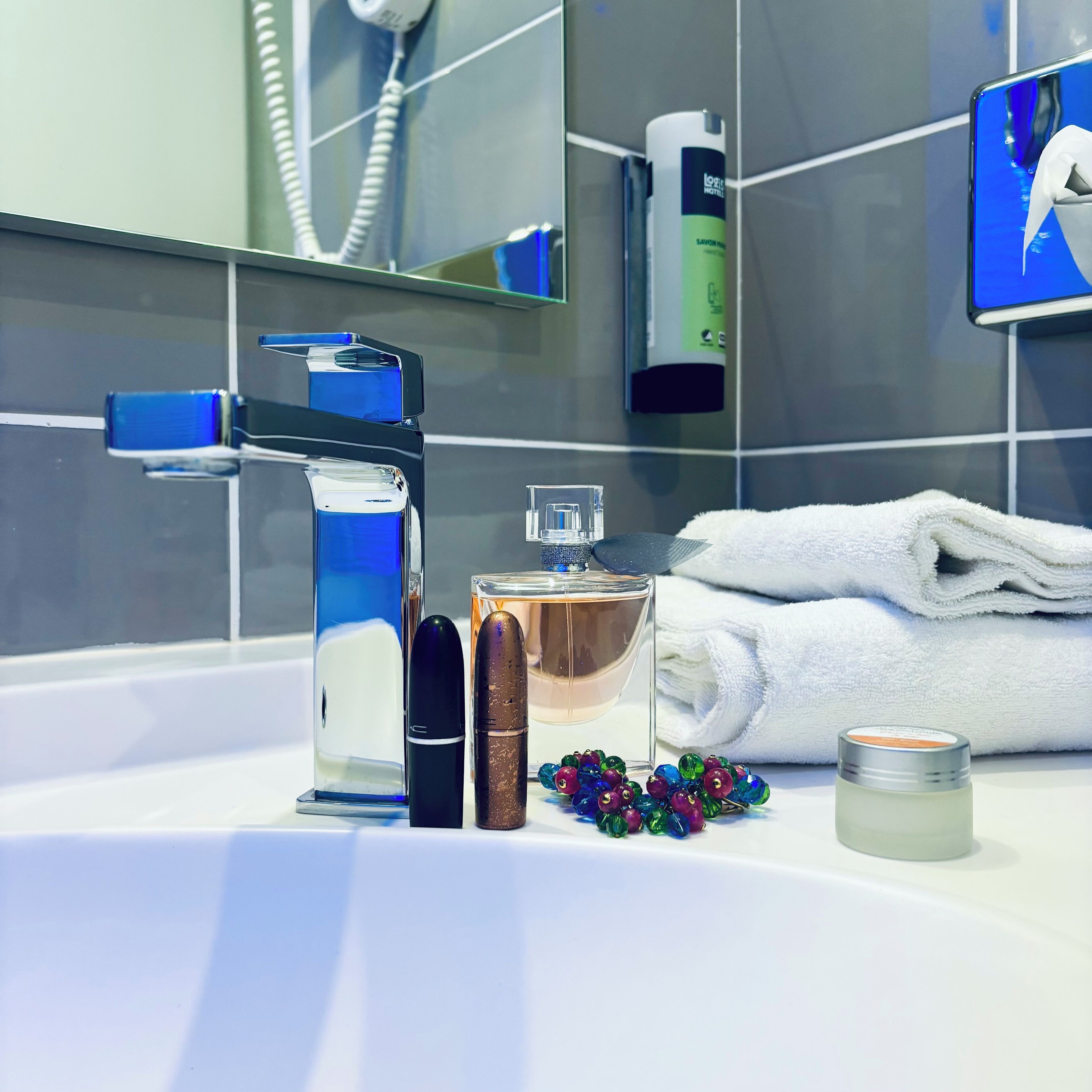 comfort single room | bathroom | hydromassage showerhead, hair dryer, towels