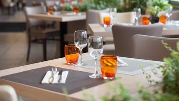 Un restaurante con mesas dispuestas para comer, con un interior moderno y grandes ventanales.
