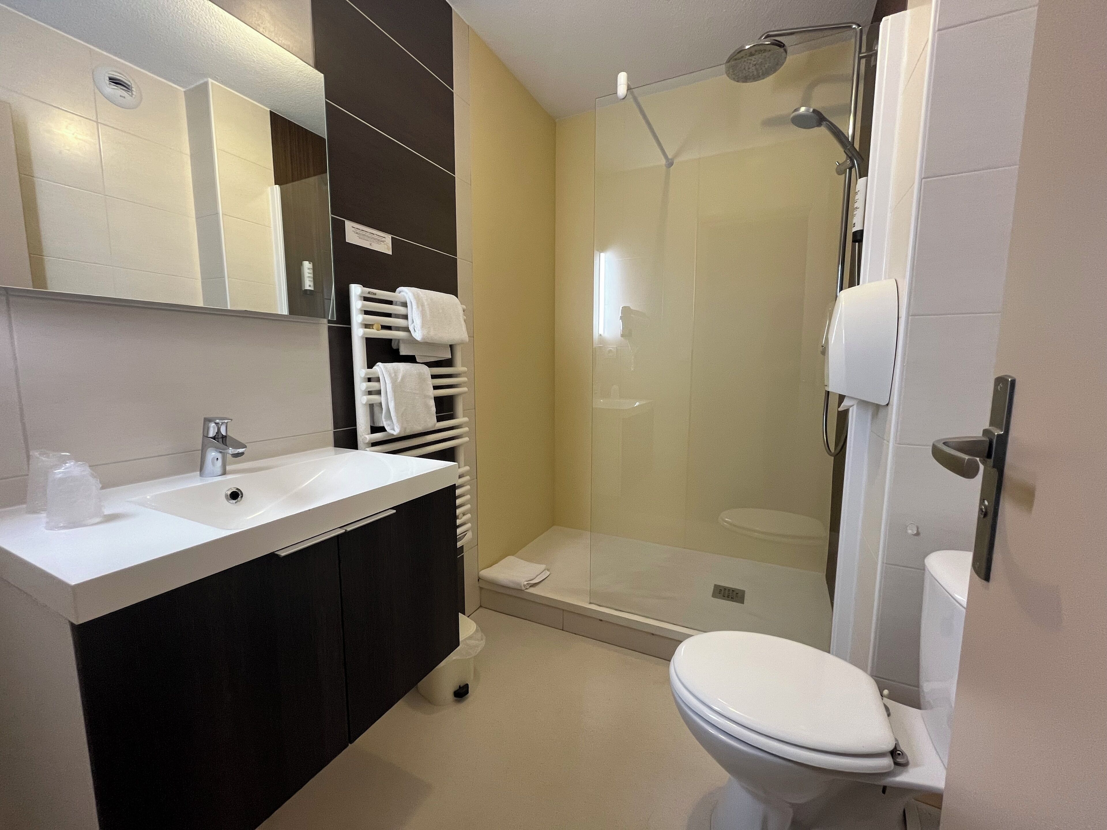 triple room, balcony | bathroom | shower, rainfall showerhead, free toiletries, hair dryer