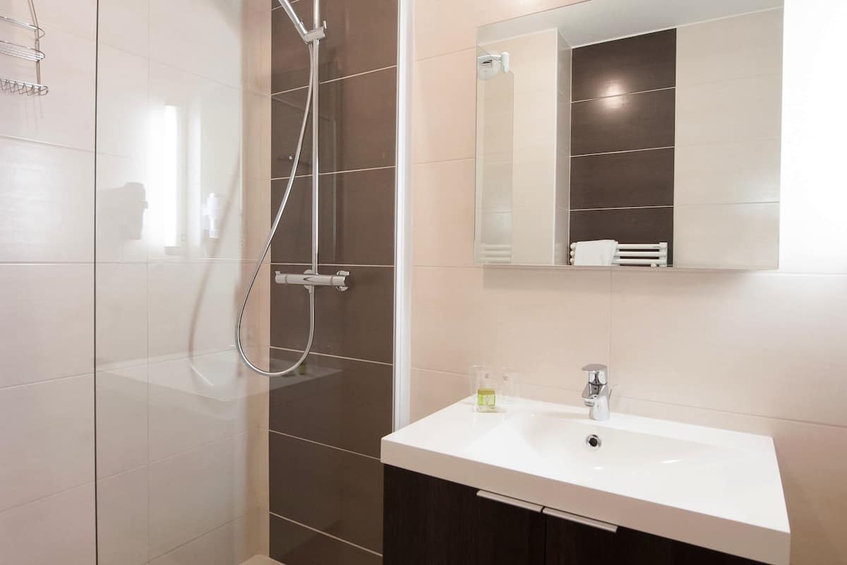triple room, balcony | bathroom | shower, rainfall showerhead, free toiletries, hair dryer