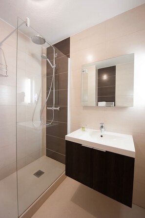 Triple Room, Balcony | Bathroom | Shower, rainfall showerhead, free toiletries, hair dryer - Hôtel L'Espadon (Saint-Jean-de-Monts)