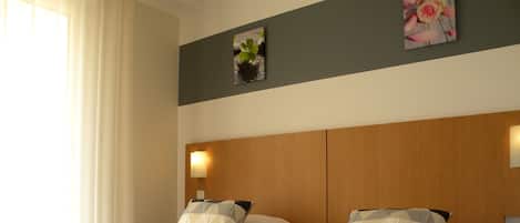 Habitación superior con 2 camas individuales, balcón | Ropa de cama de alta calidad y decoración personalizada