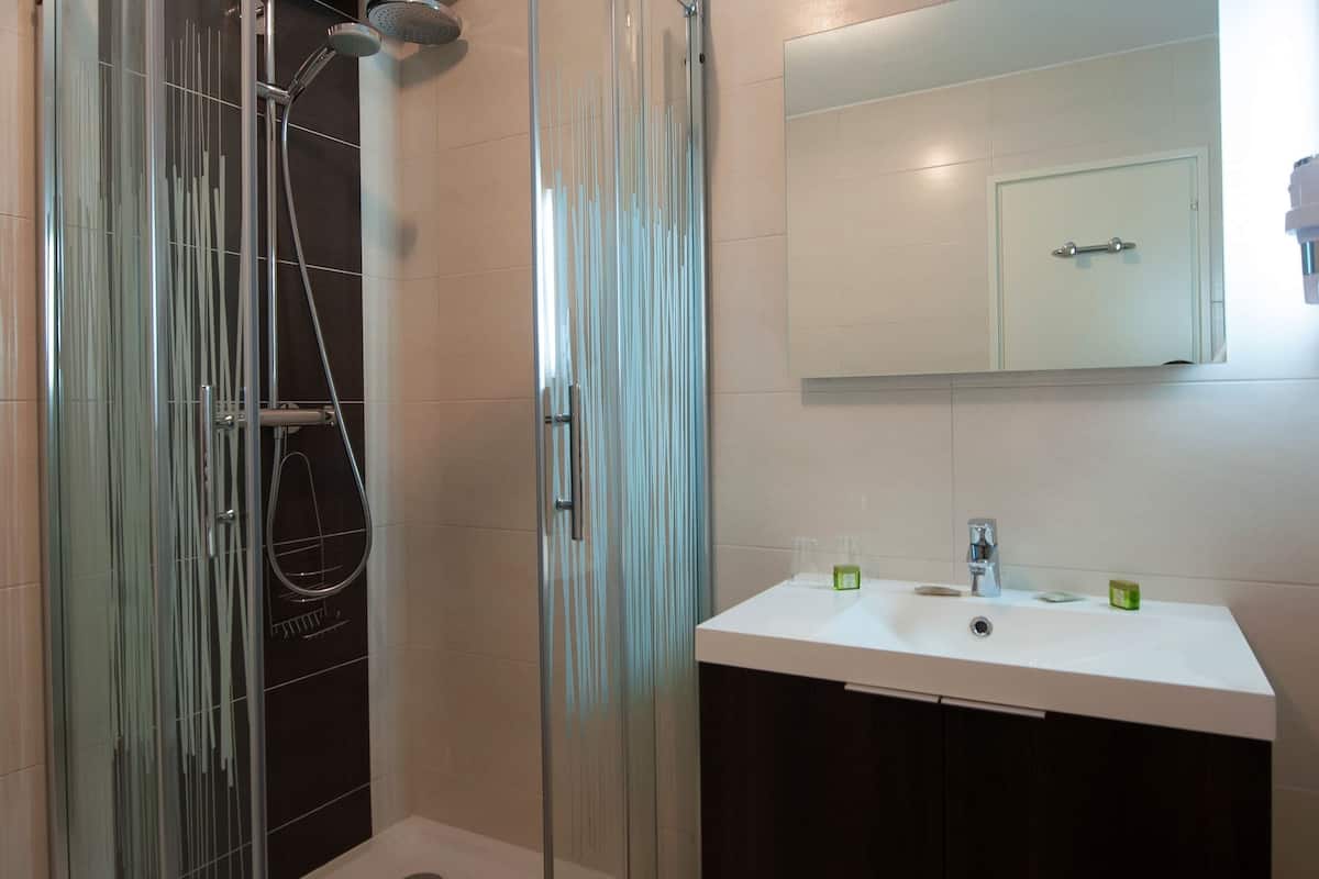 triple room, balcony | bathroom | shower, rainfall showerhead, free toiletries, hair dryer