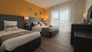Chambre Triple, balcon | Literie de qualité supérieure, décoration personnalisée