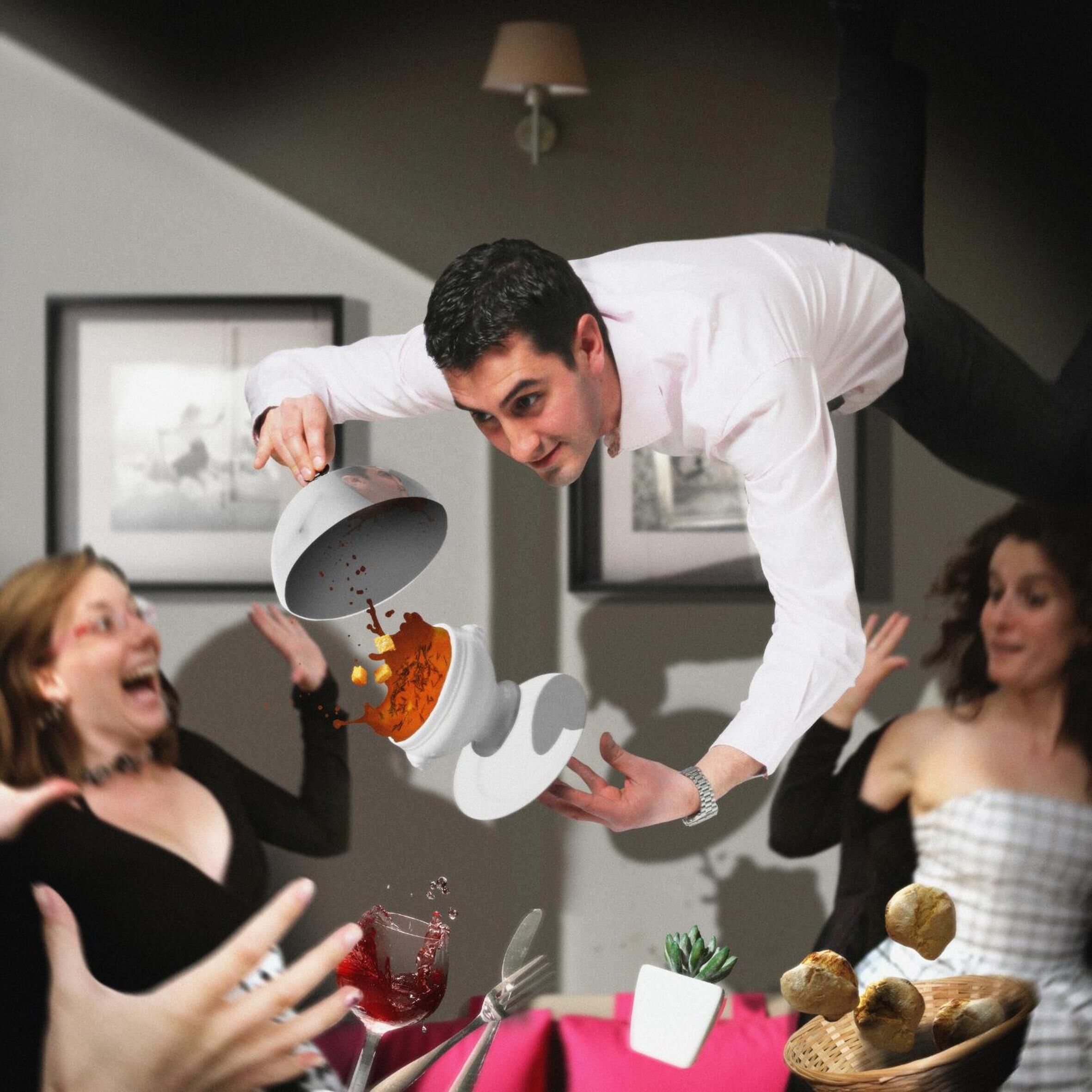 Una persona vertiendo un líquido de una olla a un tazón.