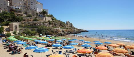 Plage privée à proximité, sable blanc, chaise longue, parasol