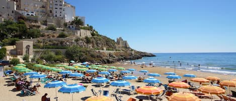 Plage privée à proximité, sable blanc, chaises longues, parasols