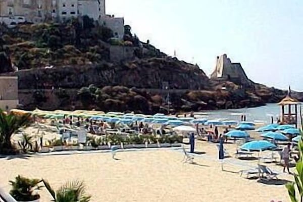 Private beach nearby, white sand, sun-loungers, beach umbrellas