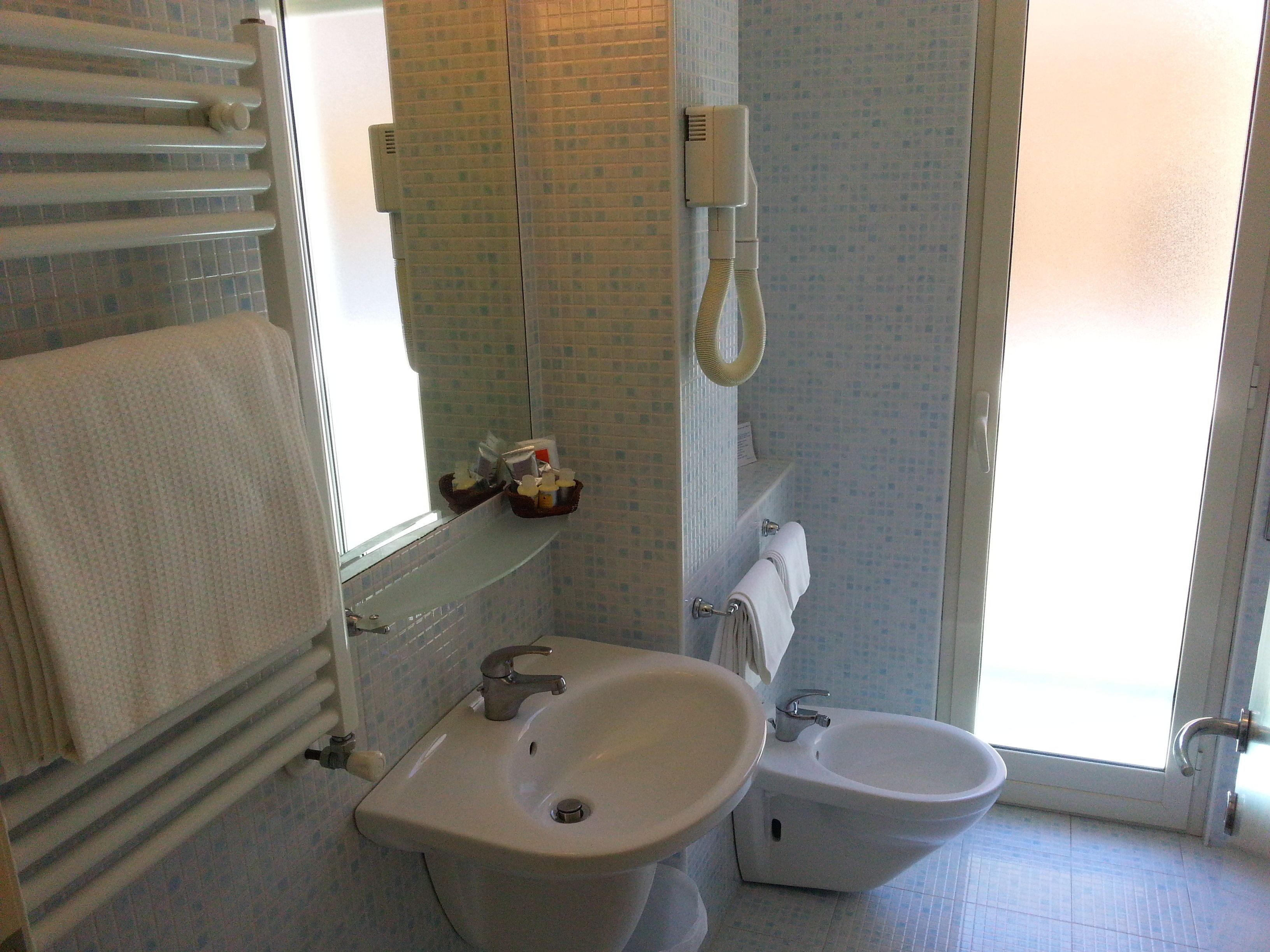 triple room | bathroom | shower, free toiletries, hair dryer, bidet