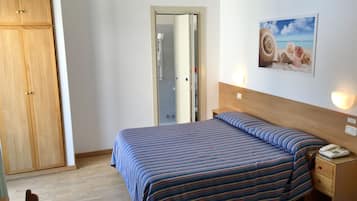 Familjerum för fyra | Minibar, värdeförvaringsskåp på rummet, gratis wi-fi och sängkläder