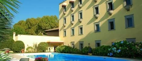 Seasonal outdoor pool, pool umbrellas, sun loungers