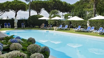 Piscina stagionale all'aperto, ombrelloni da piscina, lettini