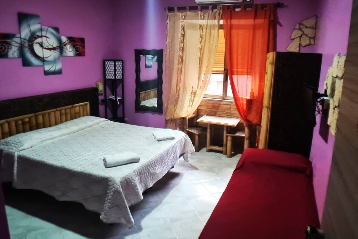 Kamar Triple, kamar mandi pribadi | Brankas, meja kerja, Wi-Fi gratis, dan seprai linen