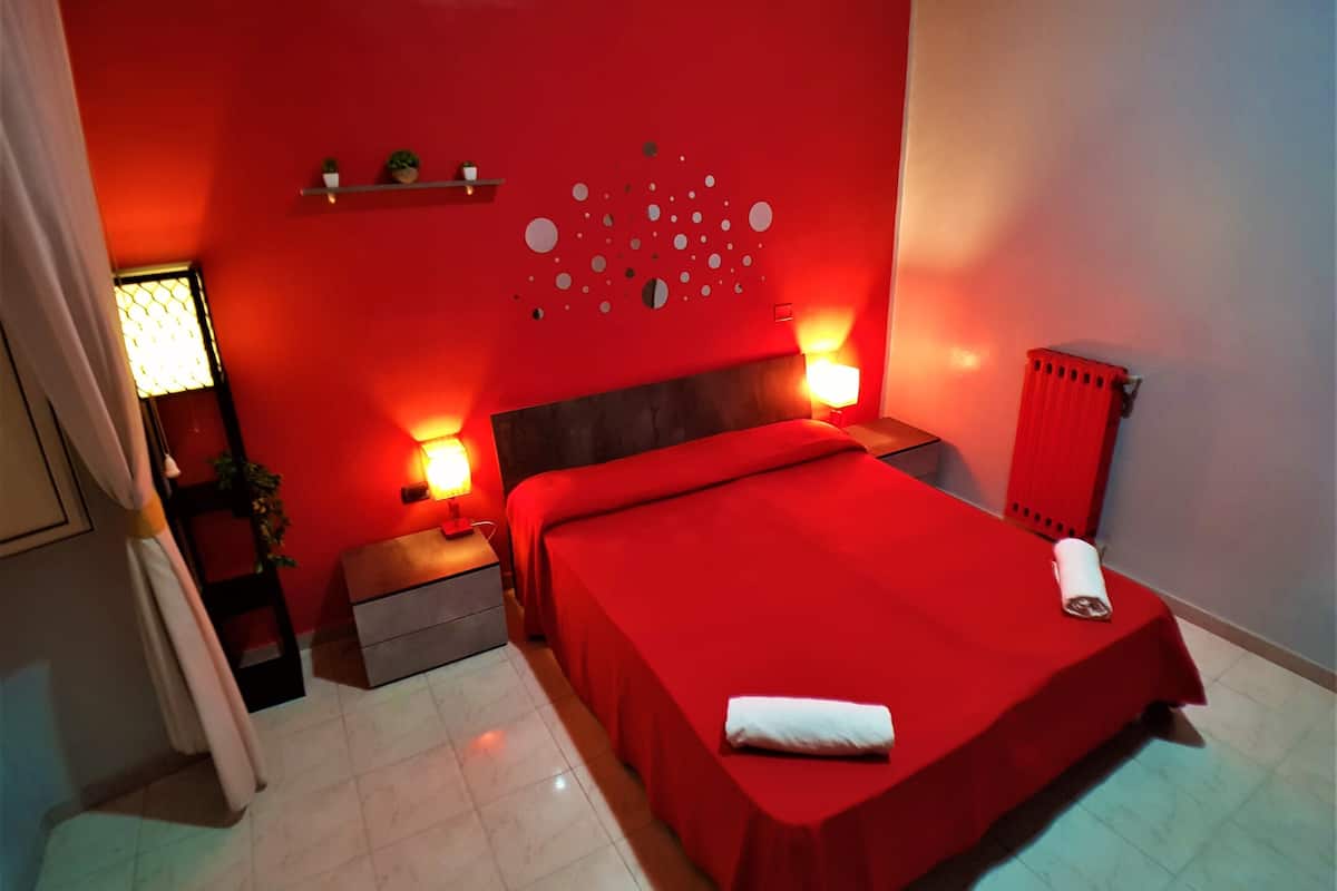 Kamar Double, kamar mandi umum | Brankas, meja kerja, Wi-Fi gratis, dan seprai linen