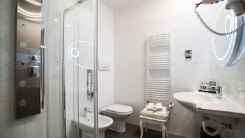 Artículos de tocador gratuitos, secador de pelo, batas, bidet