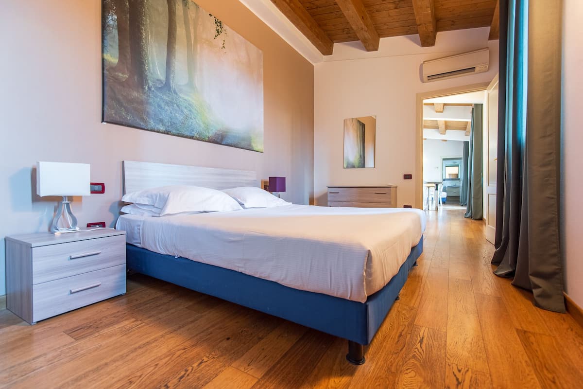 Appartement, 1 slaapkamer | Een minibar, een kluis op de kamer, een bureau, verduisterende gordijnen