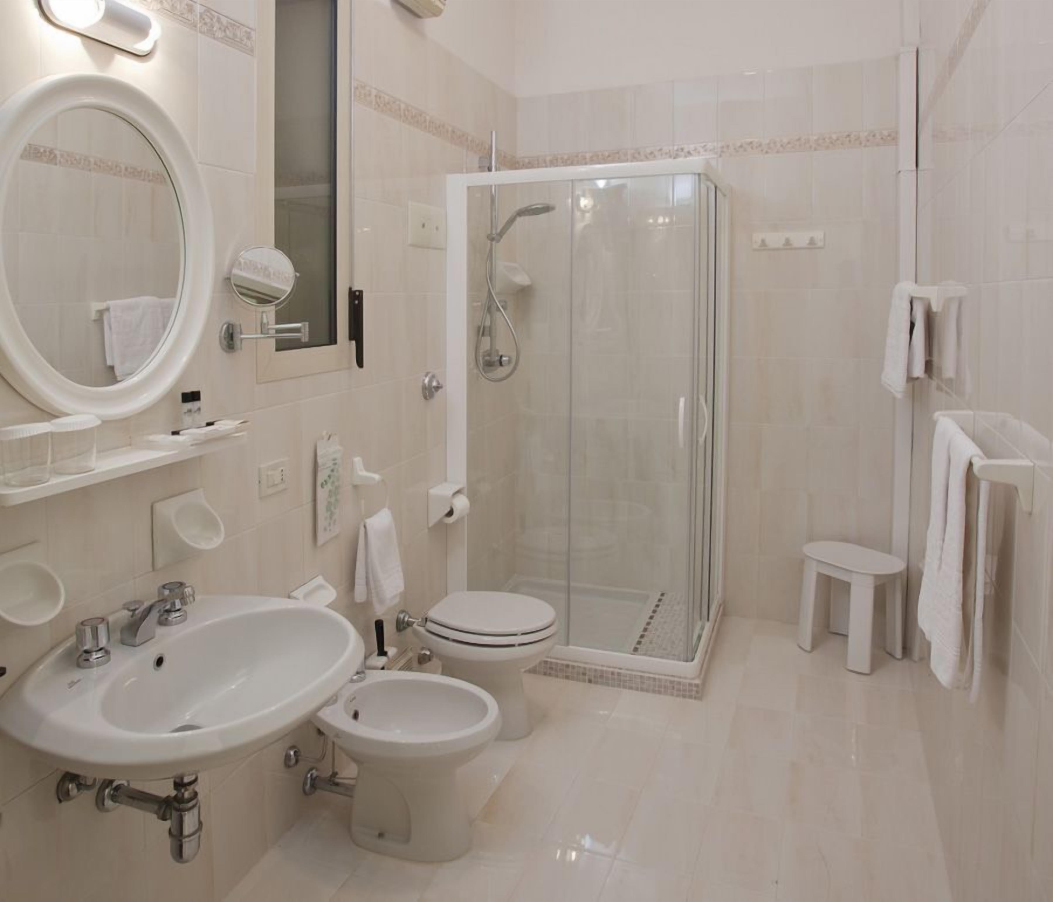 comfort double or twin room | bathroom | free toiletries, hair dryer, bathrobes, bidet