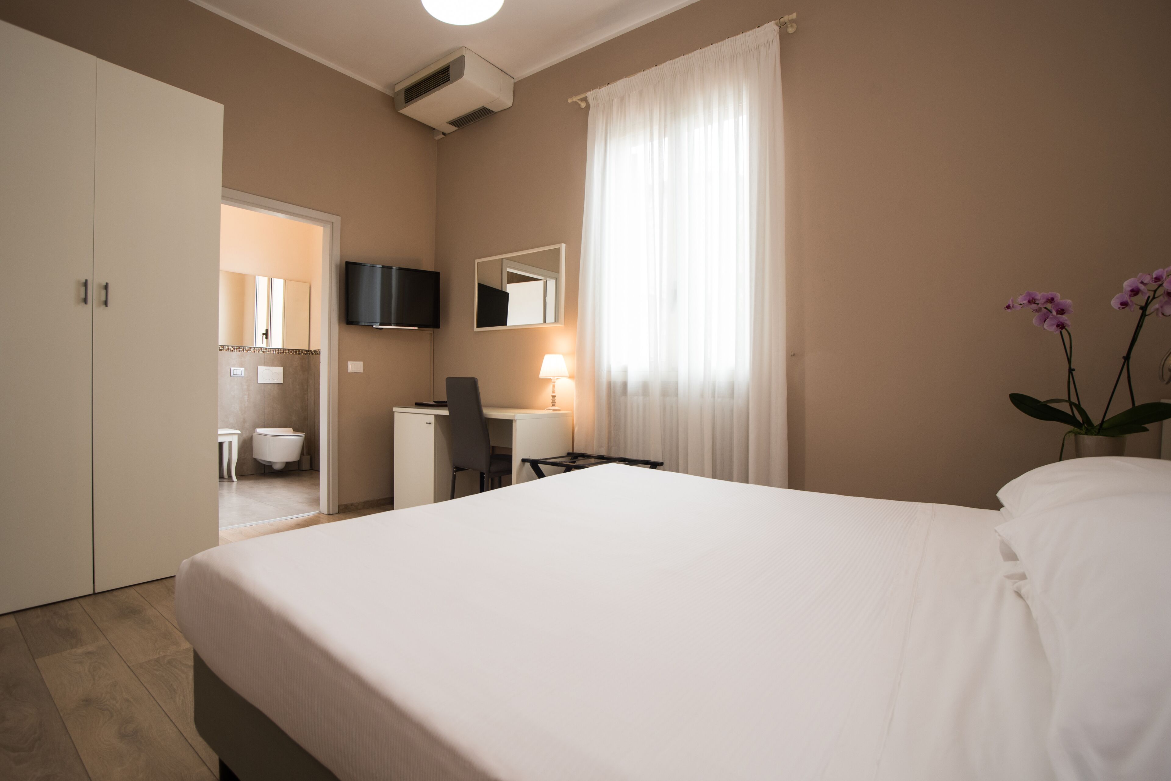 minibar, in-room safe, desk, blackout curtains