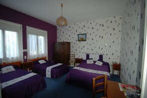 Habitación cuádruple | Ropa de cama de alta calidad, escritorio y cortinas blackout 