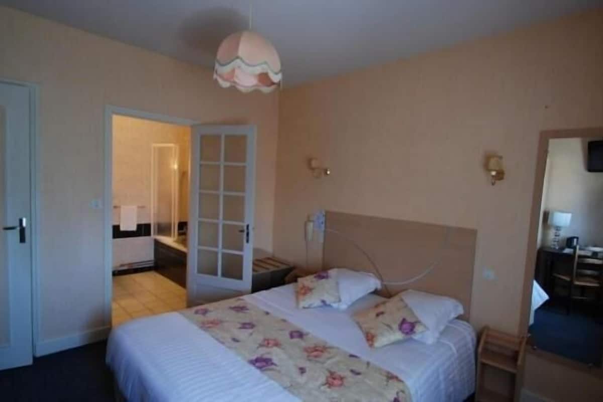 Habitación doble Confort | Ropa de cama de alta calidad, escritorio y cortinas blackout