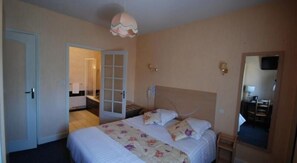 Comfort Double Room | Premium bedding, desk, blackout curtains, iron/ironing board - Barthotel (Poitiers)