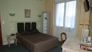 Luxe beddengoed, een bureau, verduisterende gordijnen