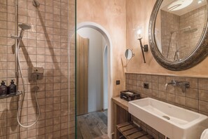 Double Room (Paradies) | Bathroom | Free toiletries, hair dryer, bathrobes, slippers