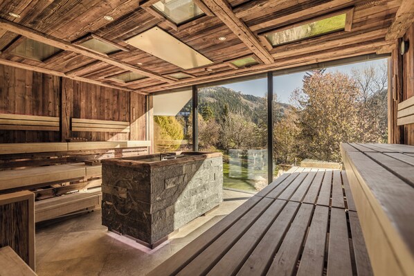 Behandelingskamers voor koppels, een sauna, een bubbelbad, een stoombad