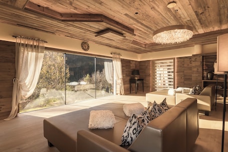 Couples treatment rooms, sauna, hot tub, steam room, Turkish bath. Engel Gourmet & Spa
