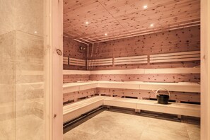 Couples treatment room(s), sauna, hot tub, steam room