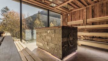 Salas de tratamiento para parejas, sauna y tina de hidromasaje