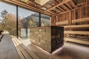 Couples treatment room(s), sauna, hot tub, steam room