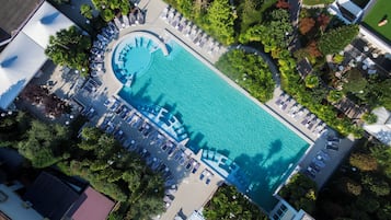 2 inomhuspooler, 2 utomhuspooler och solstolar