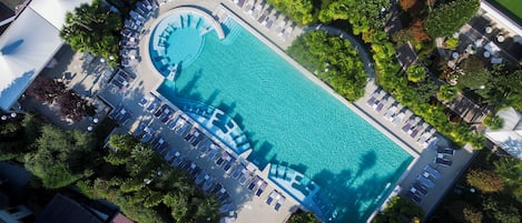 2 つの屋内プール、2 つの屋外プール、サンラウンジャー