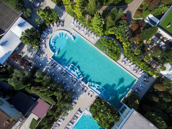 2 sisäuima-allasta, 2 ulkouima-allasta, aurinkotuoleja