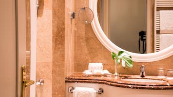 أحواض استحمام وحجيرات دش منفصلة، مستلزمات مجانية للعناية الشخصية