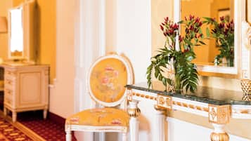 Minibar, két bảo mật tại phòng, bàn, màn/rèm cản sáng