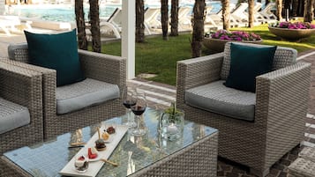 Poolside bar