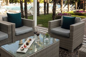 Bar junto a la piscina