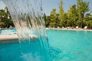 Piscine extérieure, chaises longues