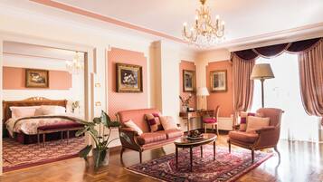 Frigobar, cofres nos quartos, escrivaninha, cortinas blackout