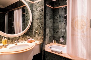 Suite junior, balcón | Baño | Bañera y ducha independientes y artículos de higiene personal gratuitos