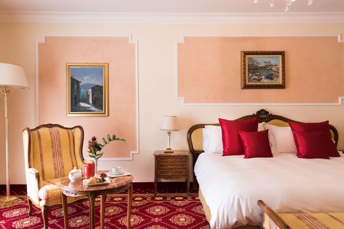 Junior suite, balkon | Een minibar, een kluis op de kamer, een bureau, geluiddichte muren