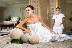 Een sauna, een bubbelbad, lichaamsbehandelingen, modderbaden