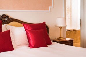 Junior suite, balkon | Een minibar, een kluis op de kamer, een bureau, geluiddichte muren